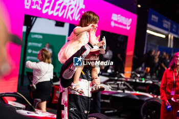 2024-07-21 - ROWLAND Oliver (gbr), Nissan Formula E Team, Nissan e-4ORCE 04, portrait, parc ferme during the 2024 Hankook London ePrix, 10th meeting of the 2023-24 ABB FIA Formula E World Championship, on the ExCeL London from June 18 to 21, 2024 in London, United Kingdom - 2024 FORMULA E LONDON EPRIX - FORMULA E - MOTORS