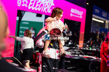 2024-07-21 - ROWLAND Oliver (gbr), Nissan Formula E Team, Nissan e-4ORCE 04, portrait, parc ferme during the 2024 Hankook London ePrix, 10th meeting of the 2023-24 ABB FIA Formula E World Championship, on the ExCeL London from June 18 to 21, 2024 in London, United Kingdom - 2024 FORMULA E LONDON EPRIX - FORMULA E - MOTORS