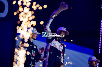 2024-07-21 - ROWLAND Oliver (gbr), Nissan Formula E Team, Nissan e-4ORCE 04, portrait, podium, portrait during the 2024 Hankook London ePrix, 10th meeting of the 2023-24 ABB FIA Formula E World Championship, on the ExCeL London from June 18 to 21, 2024 in London, United Kingdom - 2024 FORMULA E LONDON EPRIX - FORMULA E - MOTORS