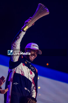 2024-07-21 - ROWLAND Oliver (gbr), Nissan Formula E Team, Nissan e-4ORCE 04, portrait, podium, portrait during the 2024 Hankook London ePrix, 10th meeting of the 2023-24 ABB FIA Formula E World Championship, on the ExCeL London from June 18 to 21, 2024 in London, United Kingdom - 2024 FORMULA E LONDON EPRIX - FORMULA E - MOTORS