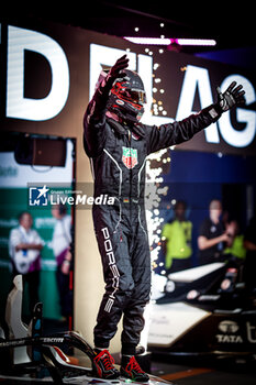 2024-07-21 - WEHRLEIN Pascal (ger), TAG HEUER Porsche Formula E Team, Porsche 99X Electric, portrait podium, celebration portrait during the 2024 Hankook London ePrix, 10th meeting of the 2023-24 ABB FIA Formula E World Championship, on the ExCeL London from June 18 to 21, 2024 in London, United Kingdom - 2024 FORMULA E LONDON EPRIX - FORMULA E - MOTORS