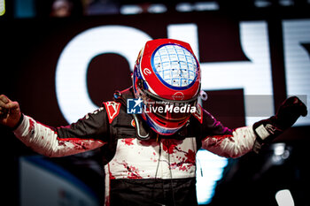 2024-07-21 - ROWLAND Oliver (gbr), Nissan Formula E Team, Nissan e-4ORCE 04, portrait podium, celebration portrait during the 2024 Hankook London ePrix, 10th meeting of the 2023-24 ABB FIA Formula E World Championship, on the ExCeL London from June 18 to 21, 2024 in London, United Kingdom - 2024 FORMULA E LONDON EPRIX - FORMULA E - MOTORS