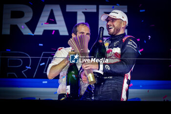 2024-07-21 - ROWLAND Oliver (gbr), Nissan Formula E Team, Nissan e-4ORCE 04, portrait podium, celebration portrait during the 2024 Hankook London ePrix, 10th meeting of the 2023-24 ABB FIA Formula E World Championship, on the ExCeL London from June 18 to 21, 2024 in London, United Kingdom - 2024 FORMULA E LONDON EPRIX - FORMULA E - MOTORS