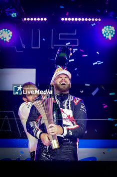 2024-07-21 - ROWLAND Oliver (gbr), Nissan Formula E Team, Nissan e-4ORCE 04, portrait podium, celebration portrait during the 2024 Hankook London ePrix, 10th meeting of the 2023-24 ABB FIA Formula E World Championship, on the ExCeL London from June 18 to 21, 2024 in London, United Kingdom - 2024 FORMULA E LONDON EPRIX - FORMULA E - MOTORS