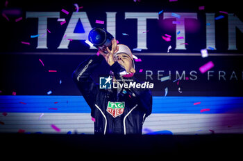 2024-07-21 - WEHRLEIN Pascal (ger), TAG HEUER Porsche Formula E Team, Porsche 99X Electric, portrait podium, celebration portrait during the 2024 Hankook London ePrix, 10th meeting of the 2023-24 ABB FIA Formula E World Championship, on the ExCeL London from June 18 to 21, 2024 in London, United Kingdom - 2024 FORMULA E LONDON EPRIX - FORMULA E - MOTORS