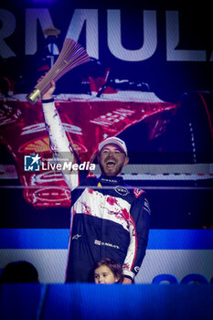 2024-07-21 - ROWLAND Oliver (gbr), Nissan Formula E Team, Nissan e-4ORCE 04, portrait podium, celebration portrait during the 2024 Hankook London ePrix, 10th meeting of the 2023-24 ABB FIA Formula E World Championship, on the ExCeL London from June 18 to 21, 2024 in London, United Kingdom - 2024 FORMULA E LONDON EPRIX - FORMULA E - MOTORS