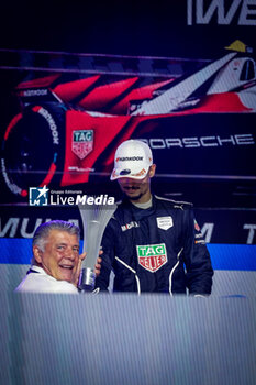 2024-07-21 - WEHRLEIN Pascal (ger), TAG HEUER Porsche Formula E Team, Porsche 99X Electric, portrait podium, celebration portrait during the 2024 Hankook London ePrix, 10th meeting of the 2023-24 ABB FIA Formula E World Championship, on the ExCeL London from June 18 to 21, 2024 in London, United Kingdom - 2024 FORMULA E LONDON EPRIX - FORMULA E - MOTORS