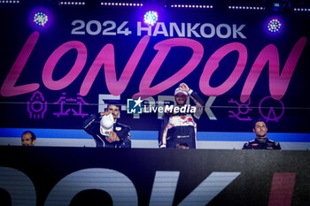 2024-07-21 - ROWLAND Oliver (gbr), Nissan Formula E Team, Nissan e-4ORCE 04, portrait podium, celebration portrait during the 2024 Hankook London ePrix, 10th meeting of the 2023-24 ABB FIA Formula E World Championship, on the ExCeL London from June 18 to 21, 2024 in London, United Kingdom - 2024 FORMULA E LONDON EPRIX - FORMULA E - MOTORS