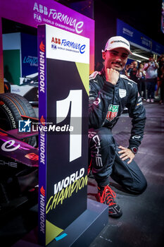 2024-07-21 - WEHRLEIN Pascal (ger), TAG HEUER Porsche Formula E Team, Porsche 99X Electric, portrait podium, celebration portrait during the 2024 Hankook London ePrix, 10th meeting of the 2023-24 ABB FIA Formula E World Championship, on the ExCeL London from June 18 to 21, 2024 in London, United Kingdom - 2024 FORMULA E LONDON EPRIX - FORMULA E - MOTORS