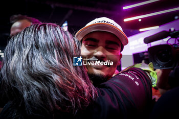 2024-07-21 - WEHRLEIN Pascal (ger), TAG HEUER Porsche Formula E Team, Porsche 99X Electric, portrait podium, celebration portrait during the 2024 Hankook London ePrix, 10th meeting of the 2023-24 ABB FIA Formula E World Championship, on the ExCeL London from June 18 to 21, 2024 in London, United Kingdom - 2024 FORMULA E LONDON EPRIX - FORMULA E - MOTORS