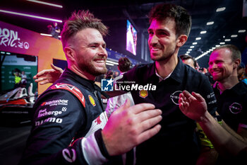 2024-07-21 - ROWLAND Oliver (gbr), Nissan Formula E Team, Nissan e-4ORCE 04, portrait podium, celebration portrait during the 2024 Hankook London ePrix, 10th meeting of the 2023-24 ABB FIA Formula E World Championship, on the ExCeL London from June 18 to 21, 2024 in London, United Kingdom - 2024 FORMULA E LONDON EPRIX - FORMULA E - MOTORS