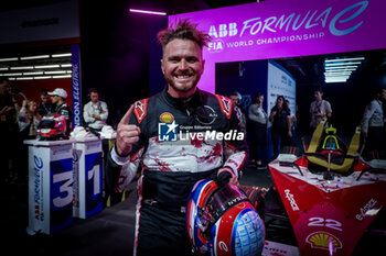 2024-07-21 - ROWLAND Oliver (gbr), Nissan Formula E Team, Nissan e-4ORCE 04, portrait podium, celebration portrait during the 2024 Hankook London ePrix, 10th meeting of the 2023-24 ABB FIA Formula E World Championship, on the ExCeL London from June 18 to 21, 2024 in London, United Kingdom - 2024 FORMULA E LONDON EPRIX - FORMULA E - MOTORS