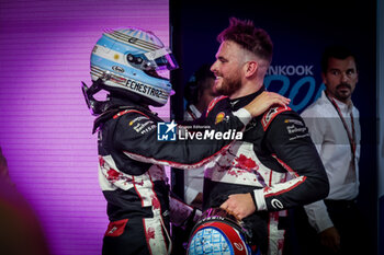 2024-07-21 - FENESTRAZ Sacha (fra), Nissan Formula E Team, Nissan e-4ORCE 04, portrait, ROWLAND Oliver (gbr), Nissan Formula E Team, Nissan e-4ORCE 04, portrait podium, celebration portrait during the 2024 Hankook London ePrix, 10th meeting of the 2023-24 ABB FIA Formula E World Championship, on the ExCeL London from June 18 to 21, 2024 in London, United Kingdom - 2024 FORMULA E LONDON EPRIX - FORMULA E - MOTORS