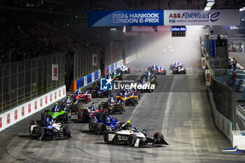 2024-07-21 - Start of the race, 37 CASSIDY Nick (nzl), Jaguar TCS Racing, Jaguar I-Type 6, action during the 2024 Hankook London ePrix, 10th meeting of the 2023-24 ABB FIA Formula E World Championship, on the ExCeL London from June 18 to 21, 2024 in London, United Kingdom - 2024 FORMULA E LONDON EPRIX - FORMULA E - MOTORS