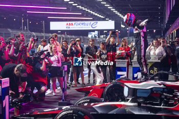 2024-07-21 - ROWLAND Oliver (gbr), Nissan Formula E Team, Nissan e-4ORCE 04, portrait celebrating his win during the 2024 Hankook London ePrix, 10th meeting of the 2023-24 ABB FIA Formula E World Championship, on the ExCeL London from June 18 to 21, 2024 in London, United Kingdom - 2024 FORMULA E LONDON EPRIX - FORMULA E - MOTORS