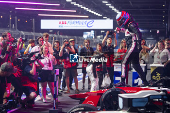 2024-07-21 - ROWLAND Oliver (gbr), Nissan Formula E Team, Nissan e-4ORCE 04, portrait celebrating his win during the 2024 Hankook London ePrix, 10th meeting of the 2023-24 ABB FIA Formula E World Championship, on the ExCeL London from June 18 to 21, 2024 in London, United Kingdom - 2024 FORMULA E LONDON EPRIX - FORMULA E - MOTORS