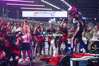 2024-07-21 - ROWLAND Oliver (gbr), Nissan Formula E Team, Nissan e-4ORCE 04, portrait celebrating his win during the 2024 Hankook London ePrix, 10th meeting of the 2023-24 ABB FIA Formula E World Championship, on the ExCeL London from June 18 to 21, 2024 in London, United Kingdom - 2024 FORMULA E LONDON EPRIX - FORMULA E - MOTORS