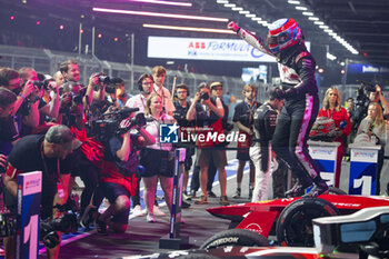 2024-07-21 - ROWLAND Oliver (gbr), Nissan Formula E Team, Nissan e-4ORCE 04, portrait celebrating his win during the 2024 Hankook London ePrix, 10th meeting of the 2023-24 ABB FIA Formula E World Championship, on the ExCeL London from June 18 to 21, 2024 in London, United Kingdom - 2024 FORMULA E LONDON EPRIX - FORMULA E - MOTORS