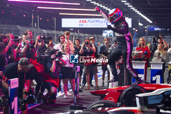 2024-07-21 - ROWLAND Oliver (gbr), Nissan Formula E Team, Nissan e-4ORCE 04, portrait celebrating his win during the 2024 Hankook London ePrix, 10th meeting of the 2023-24 ABB FIA Formula E World Championship, on the ExCeL London from June 18 to 21, 2024 in London, United Kingdom - 2024 FORMULA E LONDON EPRIX - FORMULA E - MOTORS