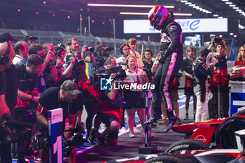 2024-07-21 - ROWLAND Oliver (gbr), Nissan Formula E Team, Nissan e-4ORCE 04, portrait celebrating his win during the 2024 Hankook London ePrix, 10th meeting of the 2023-24 ABB FIA Formula E World Championship, on the ExCeL London from June 18 to 21, 2024 in London, United Kingdom - 2024 FORMULA E LONDON EPRIX - FORMULA E - MOTORS