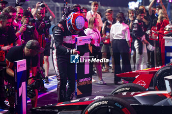 2024-07-21 - ROWLAND Oliver (gbr), Nissan Formula E Team, Nissan e-4ORCE 04, portrait celebrating his win during the 2024 Hankook London ePrix, 10th meeting of the 2023-24 ABB FIA Formula E World Championship, on the ExCeL London from June 18 to 21, 2024 in London, United Kingdom - 2024 FORMULA E LONDON EPRIX - FORMULA E - MOTORS