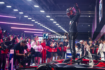 2024-07-21 - WEHRLEIN Pascal (ger), TAG HEUER Porsche Formula E Team, Porsche 99X Electric, portrait celebrating his title during the 2024 Hankook London ePrix, 10th meeting of the 2023-24 ABB FIA Formula E World Championship, on the ExCeL London from June 18 to 21, 2024 in London, United Kingdom - 2024 FORMULA E LONDON EPRIX - FORMULA E - MOTORS