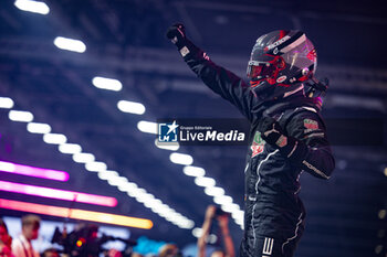 2024-07-21 - WEHRLEIN Pascal (ger), TAG HEUER Porsche Formula E Team, Porsche 99X Electric, portrait celebrating his title during the 2024 Hankook London ePrix, 10th meeting of the 2023-24 ABB FIA Formula E World Championship, on the ExCeL London from June 18 to 21, 2024 in London, United Kingdom - 2024 FORMULA E LONDON EPRIX - FORMULA E - MOTORS