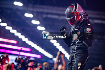 2024-07-21 - WEHRLEIN Pascal (ger), TAG HEUER Porsche Formula E Team, Porsche 99X Electric, portrait celebrating his title during the 2024 Hankook London ePrix, 10th meeting of the 2023-24 ABB FIA Formula E World Championship, on the ExCeL London from June 18 to 21, 2024 in London, United Kingdom - 2024 FORMULA E LONDON EPRIX - FORMULA E - MOTORS