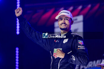 2024-07-21 - WEHRLEIN Pascal (ger), TAG HEUER Porsche Formula E Team, Porsche 99X Electric, portrait celebrating his title during the 2024 Hankook London ePrix, 10th meeting of the 2023-24 ABB FIA Formula E World Championship, on the ExCeL London from June 18 to 21, 2024 in London, United Kingdom - 2024 FORMULA E LONDON EPRIX - FORMULA E - MOTORS