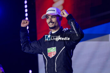 2024-07-21 - WEHRLEIN Pascal (ger), TAG HEUER Porsche Formula E Team, Porsche 99X Electric, portrait celebrating his title during the 2024 Hankook London ePrix, 10th meeting of the 2023-24 ABB FIA Formula E World Championship, on the ExCeL London from June 18 to 21, 2024 in London, United Kingdom - 2024 FORMULA E LONDON EPRIX - FORMULA E - MOTORS