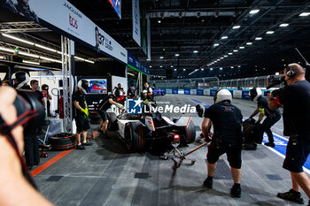 2024-07-21 - 37 CASSIDY Nick (nzl), Jaguar TCS Racing, Jaguar I-Type 6, pitstop after crashing with GUNTHER Maximilian (ger) during the 2024 Hankook London ePrix, 10th meeting of the 2023-24 ABB FIA Formula E World Championship, on the ExCeL London from June 18 to 21, 2024 in London, United Kingdom - 2024 FORMULA E LONDON EPRIX - FORMULA E - MOTORS