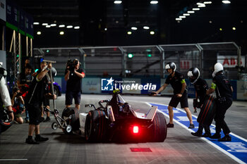 2024-07-21 - 37 CASSIDY Nick (nzl), Jaguar TCS Racing, Jaguar I-Type 6, pitstop after crashing with GUNTHER Maximilian (ger) during the 2024 Hankook London ePrix, 10th meeting of the 2023-24 ABB FIA Formula E World Championship, on the ExCeL London from June 18 to 21, 2024 in London, United Kingdom - 2024 FORMULA E LONDON EPRIX - FORMULA E - MOTORS