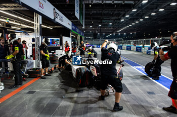 2024-07-21 - 37 CASSIDY Nick (nzl), Jaguar TCS Racing, Jaguar I-Type 6, pitstop after crashing with GUNTHER Maximilian (ger) during the 2024 Hankook London ePrix, 10th meeting of the 2023-24 ABB FIA Formula E World Championship, on the ExCeL London from June 18 to 21, 2024 in London, United Kingdom - 2024 FORMULA E LONDON EPRIX - FORMULA E - MOTORS