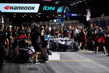 2024-07-21 - 37 CASSIDY Nick (nzl), Jaguar TCS Racing, Jaguar I-Type 6, grille de depart, starting grid during the 2024 Hankook London ePrix, 10th meeting of the 2023-24 ABB FIA Formula E World Championship, on the ExCeL London from June 18 to 21, 2024 in London, United Kingdom - 2024 FORMULA E LONDON EPRIX - FORMULA E - MOTORS