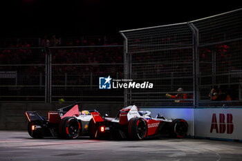 2024-07-21 - 48 MORTARA Edoardo (swi), Mahindra Racing, Mahindra M9Electro, action, 01 DENNIS Jake (gbr), Andretti Global, Porsche 99X Electric, action during the 2024 Hankook London ePrix, 10th meeting of the 2023-24 ABB FIA Formula E World Championship, on the ExCeL London from June 18 to 21, 2024 in London, United Kingdom - 2024 FORMULA E LONDON EPRIX - FORMULA E - MOTORS