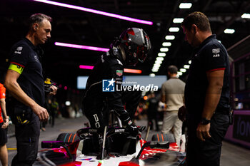 2024-07-21 - WEHRLEIN Pascal (ger), TAG HEUER Porsche Formula E Team, Porsche 99X Electric, portrait, grille de depart, starting grid during the 2024 Hankook London ePrix, 10th meeting of the 2023-24 ABB FIA Formula E World Championship, on the ExCeL London from June 18 to 21, 2024 in London, United Kingdom - 2024 FORMULA E LONDON EPRIX - FORMULA E - MOTORS