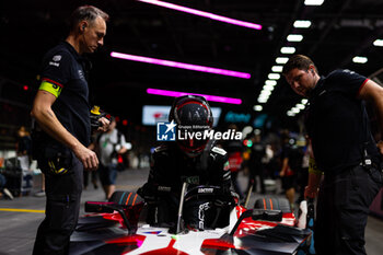 2024-07-21 - WEHRLEIN Pascal (ger), TAG HEUER Porsche Formula E Team, Porsche 99X Electric, portrait, grille de depart, starting grid during the 2024 Hankook London ePrix, 10th meeting of the 2023-24 ABB FIA Formula E World Championship, on the ExCeL London from June 18 to 21, 2024 in London, United Kingdom - 2024 FORMULA E LONDON EPRIX - FORMULA E - MOTORS