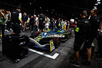 2024-07-21 - 11 DI GRASSI Lucas (bra), ABT CUPRA Formula E Team, Mahindra M9Electro, action grille de depart, starting grid during the 2024 Hankook London ePrix, 10th meeting of the 2023-24 ABB FIA Formula E World Championship, on the ExCeL London from June 18 to 21, 2024 in London, United Kingdom - 2024 FORMULA E LONDON EPRIX - FORMULA E - MOTORS