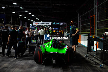 2024-07-21 - 16 BUEMI Sébastien (swi), Envision Racing, Jaguar I-Type 6, action grille de depart, starting grid during the 2024 Hankook London ePrix, 10th meeting of the 2023-24 ABB FIA Formula E World Championship, on the ExCeL London from June 18 to 21, 2024 in London, United Kingdom - 2024 FORMULA E LONDON EPRIX - FORMULA E - MOTORS