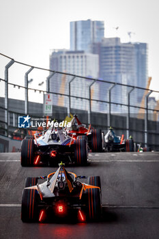 2024-07-21 - 05 HUGHES Jake (gbr), NEOM McLaren Formula E Team, Nissan e-4ORCE 04, action during the 2024 Hankook London ePrix, 10th meeting of the 2023-24 ABB FIA Formula E World Championship, on the ExCeL London from June 18 to 21, 2024 in London, United Kingdom - 2024 FORMULA E LONDON EPRIX - FORMULA E - MOTORS