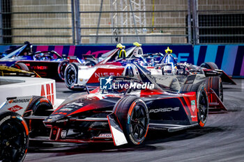 2024-07-21 - 94 WEHRLEIN Pascal (ger), TAG HEUER Porsche Formula E Team, Porsche 99X Electric, action during the 2024 Hankook London ePrix, 10th meeting of the 2023-24 ABB FIA Formula E World Championship, on the ExCeL London from June 18 to 21, 2024 in London, United Kingdom - 2024 FORMULA E LONDON EPRIX - FORMULA E - MOTORS