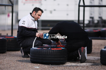 2024-11-05 - mecaniciens, mechanics, TAG Heuer Porsche Formula E Team during the pre-season testing of the 2024-25 ABB FIA Formula E World Championship, on the Circuit del Jarama from November 5 to 8, 2024 in San Sebastián de los Reyes, Spain - 2025 FORMULA E PRE-SEASON TEST - FORMULA E - MOTORS