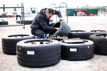 2024-11-05 - mecaniciens, mechanics, DS Penske Formula E Team during the pre-season testing of the 2024-25 ABB FIA Formula E World Championship, on the Circuit del Jarama from November 5 to 8, 2024 in San Sebastián de los Reyes, Spain - 2025 FORMULA E PRE-SEASON TEST - FORMULA E - MOTORS