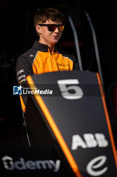 2024-11-05 - BARNARD Taylor (gbr), NEOM McLaren Formula E Team, Nissan e-4ORCE 05, portrait during the pre-season testing of the 2024-25 ABB FIA Formula E World Championship, on the Circuit del Jarama from November 5 to 8, 2024 in San Sebastián de los Reyes, Spain - 2025 FORMULA E PRE-SEASON TEST - FORMULA E - MOTORS