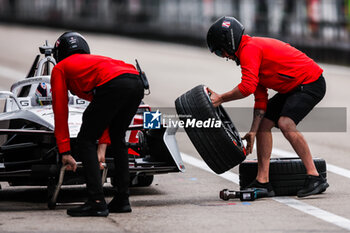 2024-11-07 - mecaniciens, mechanics of Andretti Formula E, Porsche 99X Electric, action during the pre-season testing of the 2024-25 ABB FIA Formula E World Championship, on the Circuit del Jarama from November 5 to 8, 2024 in San Sebastián de los Reyes, Spain - 2025 FORMULA E PRE-SEASON TEST - FORMULA E - MOTORS