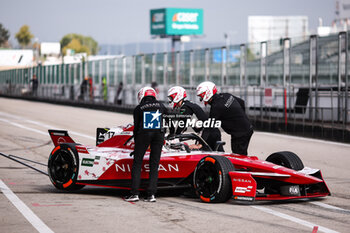 2024-11-07 - mecaniciens mechanics, Nissan Formula E Team, Nissan e-4ORCE 04, portrait during the pre-season testing of the 2024-25 ABB FIA Formula E World Championship, on the Circuit del Jarama from November 5 to 8, 2024 in San Sebastián de los Reyes, Spain - 2025 FORMULA E PRE-SEASON TEST - FORMULA E - MOTORS