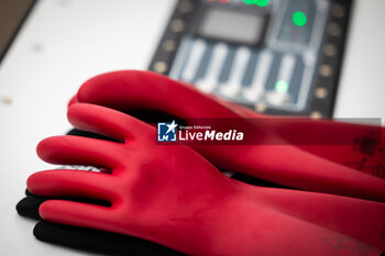 2024-11-07 - Pit boos gloves during the pre-season testing of the 2024-25 ABB FIA Formula E World Championship, on the Circuit del Jarama from November 5 to 8, 2024 in San Sebastián de los Reyes, Spain - 2025 FORMULA E PRE-SEASON TEST - FORMULA E - MOTORS