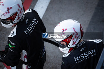 2024-11-07 - Mecaniciens mechanics, Nissan Formula E Team, Nissan e-4ORCE 04, portrait, pit boost during the pre-season testing of the 2024-25 ABB FIA Formula E World Championship, on the Circuit del Jarama from November 5 to 8, 2024 in San Sebastián de los Reyes, Spain - 2025 FORMULA E PRE-SEASON TEST - FORMULA E - MOTORS