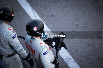 2024-11-07 - Mecaniciens, mechanics, Andretti Formula E, Porsche 99X Electric, pit boost during the pre-season testing of the 2024-25 ABB FIA Formula E World Championship, on the Circuit del Jarama from November 5 to 8, 2024 in San Sebastián de los Reyes, Spain - 2025 FORMULA E PRE-SEASON TEST - FORMULA E - MOTORS