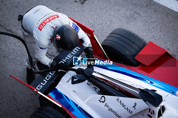 2024-11-07 - Mecaniciens, mechanics, Andretti Formula E, Porsche 99X Electric, pit boost during the pre-season testing of the 2024-25 ABB FIA Formula E World Championship, on the Circuit del Jarama from November 5 to 8, 2024 in San Sebastián de los Reyes, Spain - 2025 FORMULA E PRE-SEASON TEST - FORMULA E - MOTORS